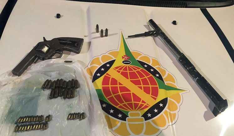 O mais novo ficou detido na 20Âª Delegacia de PolÃ­cia por porte de arma de fogo