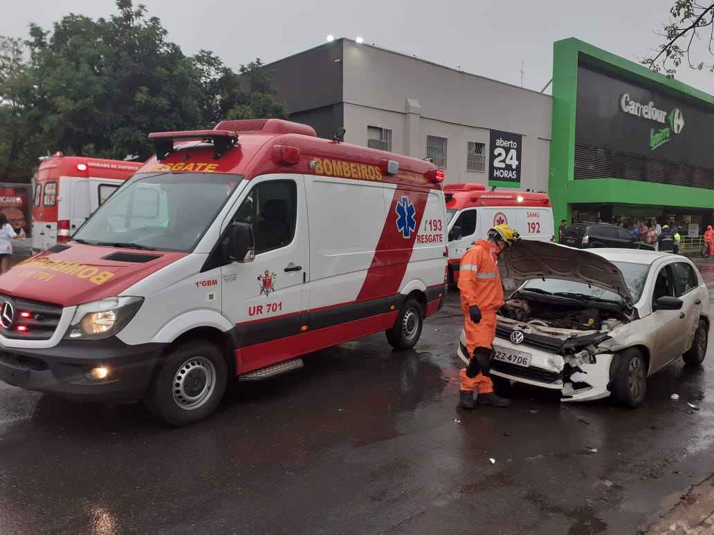 Dois carros colidiram na W3 Norte, por volta das 17h30