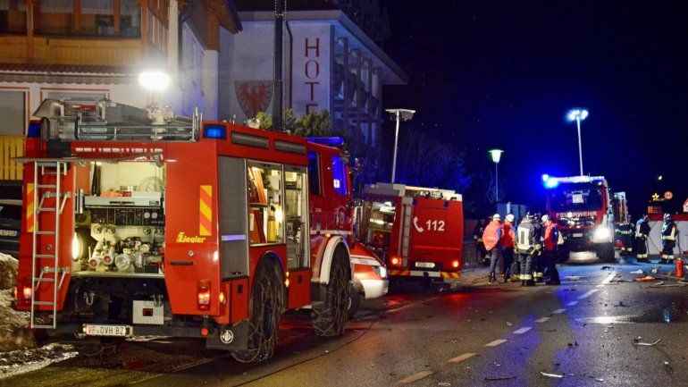 Outros 11 feridos, quatro dos quais estavam em estado crÃ­tico, foram levados para vÃ¡rios hospitais regionais na Ãustria