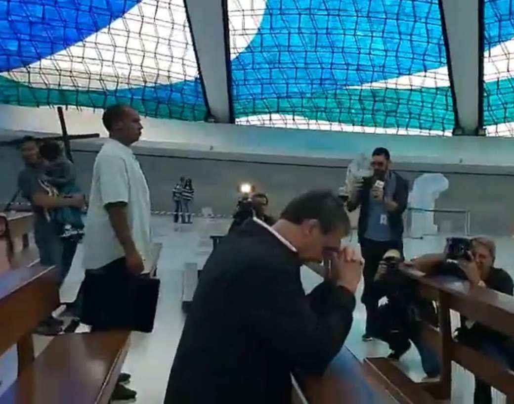 O momento da visita Ã  Catedral foi transmitida por meio de live nas redes sociais do mandatÃ¡rio do paÃ­s