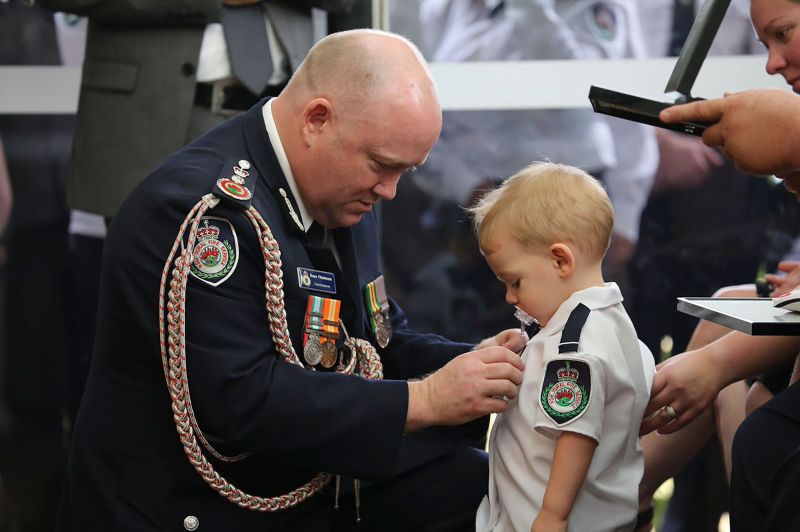 Filho de bombeiro morto em incÃªndio na AustrÃ¡lia recebe medalha de honra ao pai