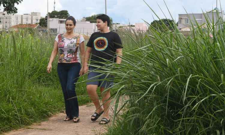 Euzinei AraÃºjo conta que tem evitado sair Ã  noite em razÃ£o do mato alto na frente de casa