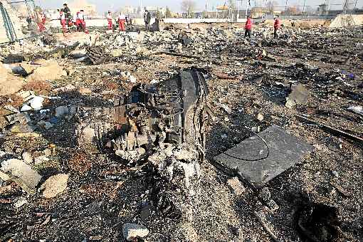 PedaÃ§os da aeronave ficaram espalhados a 45km do Aeroporto Internacional ImÃ£ Khomeini: destruiÃ§Ã£o total