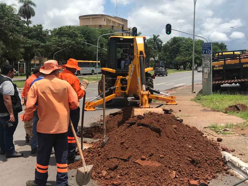 FuncionÃ¡rios fechando buraco