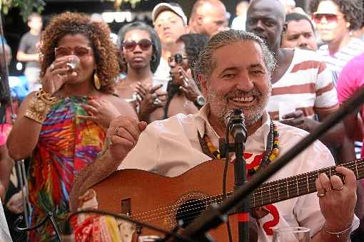 Moacyr Luz no tradicional Samba do Trabalhador, que ocorre no AndaraÃ­, Zona Norte do Rio de Janeiro