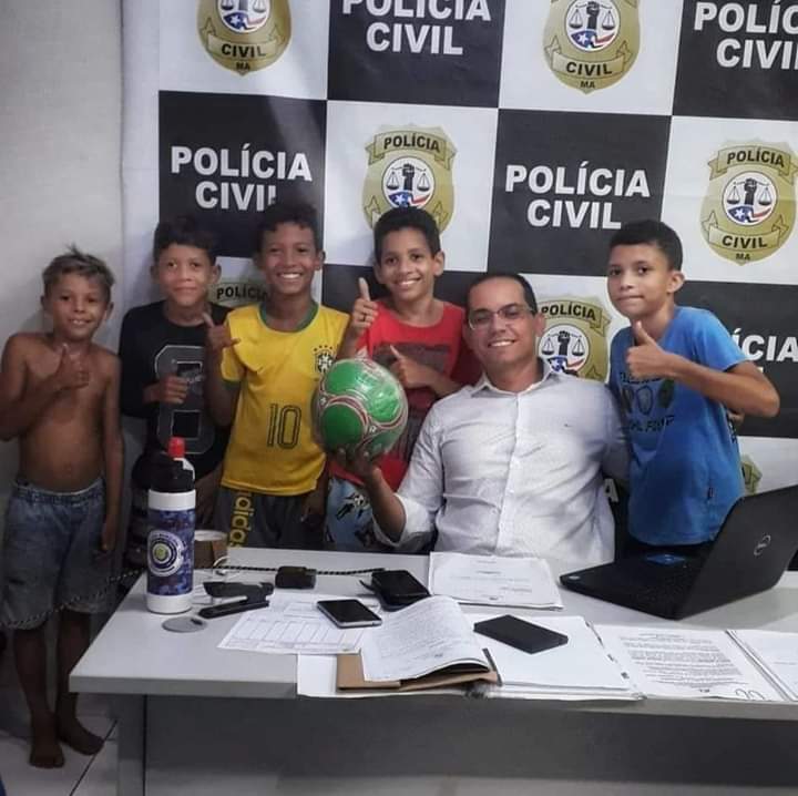 CrianÃ§as procuram delegacia apÃ³s vizinhar tomar bola de futebol