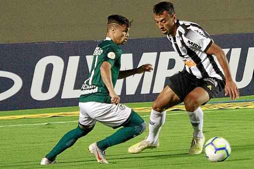 Flamengo acerta a contrataÃ§Ã£o do atacante Michael. ConheÃ§a a histÃ³ria do jogador que escapou do submundo das drogas