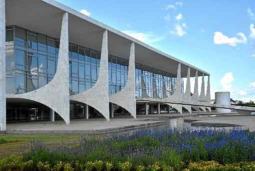 Sedes dos Poderes Executivo e JudiciÃ¡rio, o PalÃ¡cio do Planalto e o STF ganham destaque pelas curvas e pela modernidade do projeto de Oscar Niemeyer