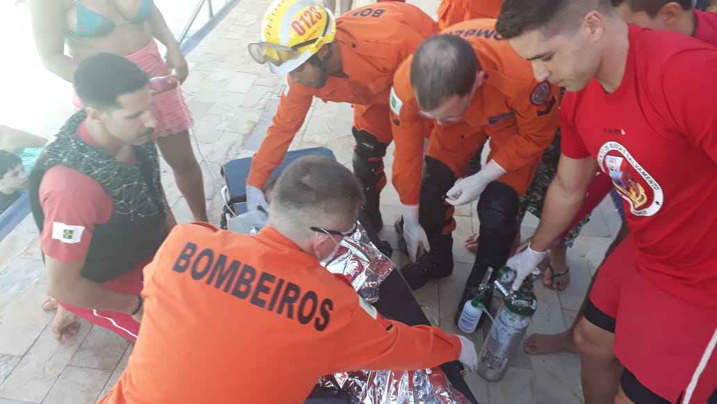 O menino de quatro anos foi retirado da Ã¡gua ainda inconsciente. Os guarda-vidas do prÃ³prio clube fizeram os primeiros procedimentos de reanimaÃ§Ã£o e conseguiram restabelecer os sinais vitais.