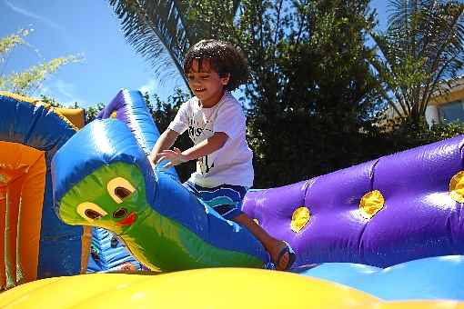 Bernardo Souza, 4 anos, se diverte em todas as brincadeiras propostas