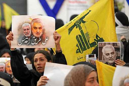 Libaneses ostentam bandeira do Hezbollah e fotografias do general iraniano Qasem Soleimani e de vice-lÃ­der de milÃ­cia, mortos pelos EUA, em Beirute