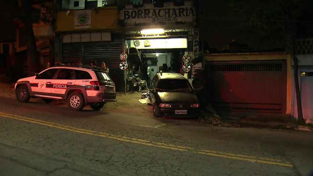 Carro invade borracharia, atropela e mata crianÃ§a na zona sul de SP