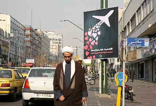 Cartaz em homenagem Ã s vÃ­timas do voo PS 572, da Ukraine Airlines, em frente Ã  Universidade Amirkabir, no centro da capital iraniana