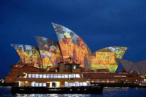 Homenagem aos bombeiros na fachada da Ã“pera de Sydney: alta temporada comprometida