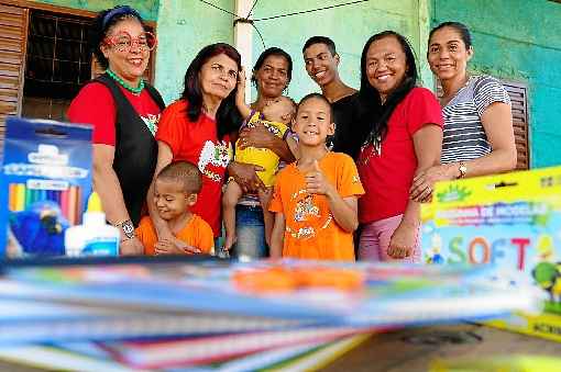 VoluntÃ¡rias com famÃ­lia beneficiada pela iniciativa