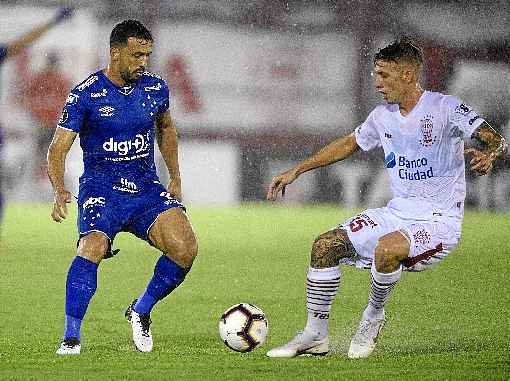 O lateral-direito disse que precisa ajudar o clube a se reerguer