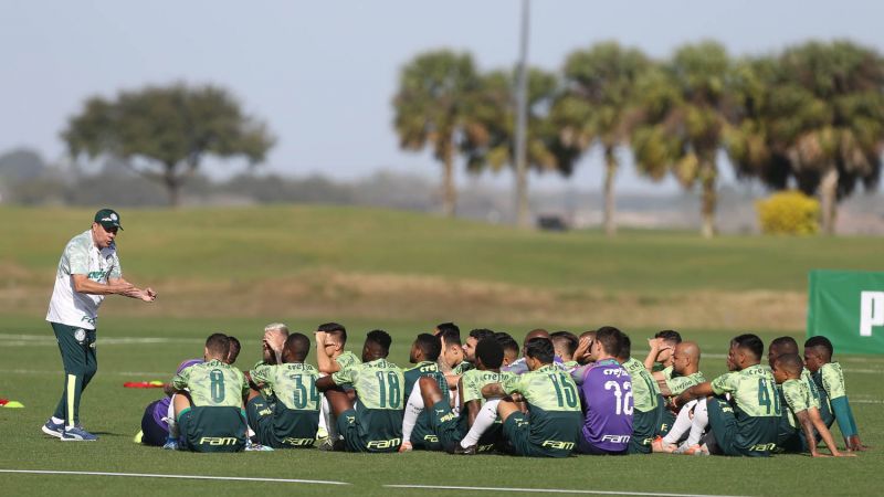 Sob o sol de Orlando, Luxemburgo faz palestra aos jogadores palmeirenses: alviverde busca reverter fracassos de 2019