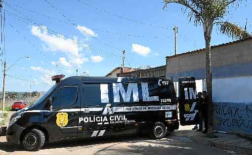 Viatura do IML em frente Ã  casa de Leonardo Pereira, onde Gabrielly Miranda foi baleada e morta