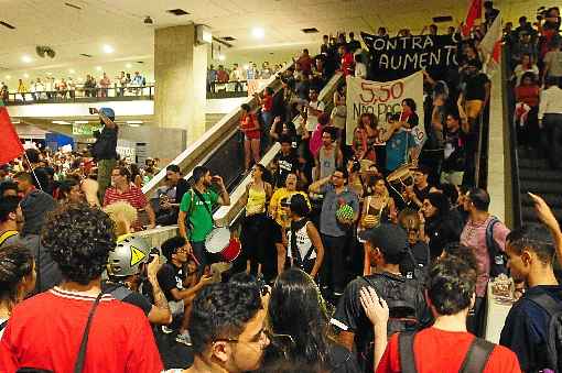 Estudantes comeÃ§aram a manifestaÃ§Ã£o na W3 Sul, na altura da Quadra 702, e a encerraram na RodoviÃ¡ria do Plano Piloto