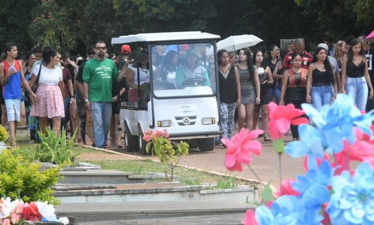 O enterro foi marcado pela indignaÃ§Ã£o e pelos pedidos de justiÃ§a