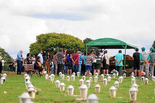 O sepultamento da dona de casa ocorreu no CemitÃ©rio do Gama, com a presenÃ§a de fiÃ©is da igreja da vÃ­tima