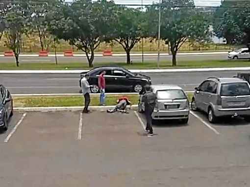 Criminoso caÃ­do no estacionamento pÃºblico do shopping da QI 25 do Lago Sul: prisÃ£o em flagrante e apreensÃ£o de motocicleta e arma de fogo