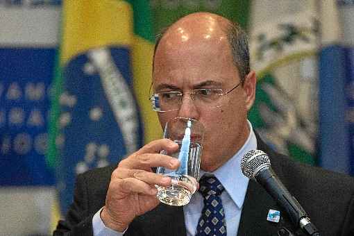 Witzel sÃ³ tomou a decisÃ£o apÃ³s voltar ao Brasil. Antes, em rede social, considerara a situaÃ§Ã£o 