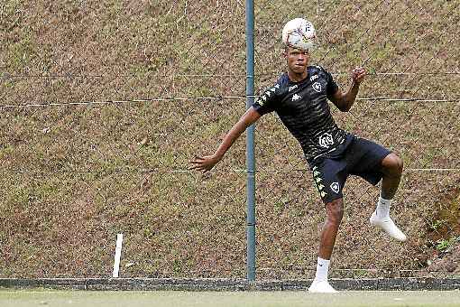 O jovem defensor Lucas Barros estÃ¡ escalado entre os titulares do FogÃ£o