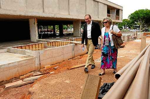 LÃªda Watson com o secretÃ¡rio Bartolomeu Rodrigues: criadora do museu estÃ¡ otimista com a retomada das atividades do espaÃ§o