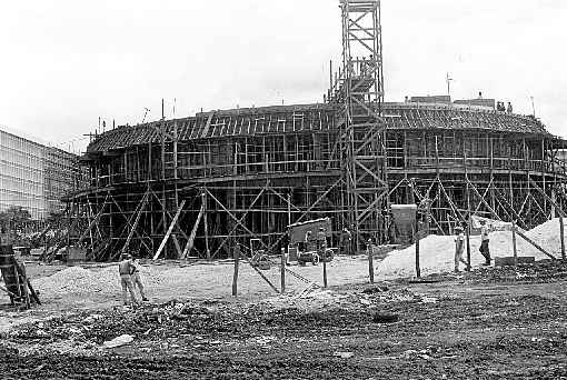 Grandes sÃ­mbolos da cultura na capital, o Cine BrasÃ­lia e o edifÃ­cio do Museu de Arte de BrasÃ­lia (MAB) completam, neste ano, 60 anos. Enquanto um segue sendo um dos principais pontos de entretenimento, o outro tenta se reerguer depois de quase 13 anos fechado