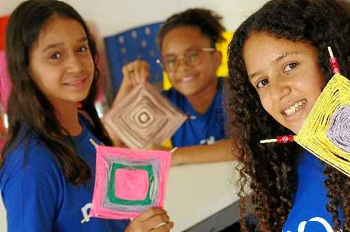 Projeto em SÃ£o SebastiÃ£o oferece a meninas de 7 a 13 anos turmas gratuitas de artes e reforÃ§o em disciplinas como portuguÃªs e matemÃ¡tica. Aulas sÃ£o no contraturno escolar