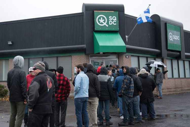 Fila em loja de cannabis em Quebec City, no CanadÃ¡: pesquisadores recomendam maior diÃ¡logo entre mÃ©dicos e pacientes para evitar problemas