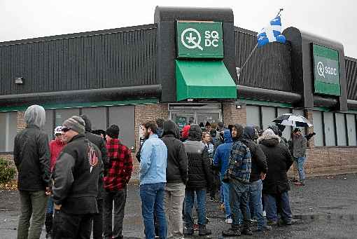 Fila em loja de cannabis em Quebec City, no CanadÃ¡: pesquisadores recomendam maior diÃ¡logo entre mÃ©dicos e pacientes para evitar problemas