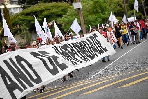 Parentes das vÃ­timas, que completa um ano sÃ¡bado, fizeram ato enquanto as denÃºncias eram divulgadas