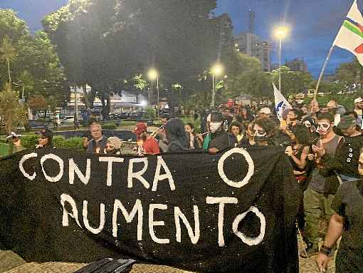 Protesto comeÃ§ou na PraÃ§a do RelÃ³gio, de onde os participantes saÃ­ram em romaria