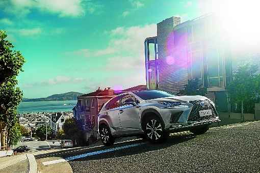 Modelo que deu inÃ­cio ao processo de eletrificaÃ§Ã£o da Lexus, o NX 300h chega com a linha 2020. O design mantÃ©m o estilo agressivo, as linhas fluidas do capÃ´ e o requinte dos materiais de acabamento