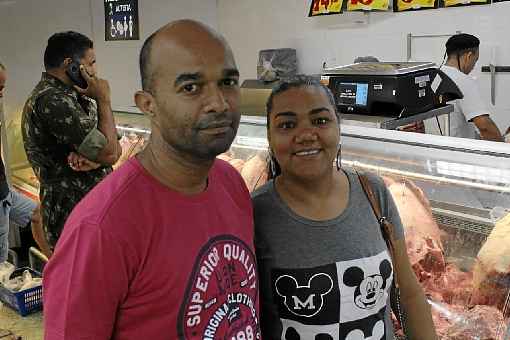 Grandes consumidores de carne, Alex e Vancy Loyola acharam muito pequeno o alÃ­vio no valor cobrado pelo produto: 