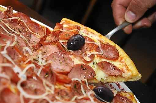 A tradicional pizza de calabresa Ã© uma das queridinhas dos clientes da Fratello Uno