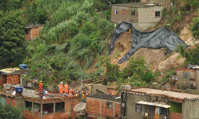 Deslizamento de terra destruiu uma casa em IbiritÃ©, na Grande BH