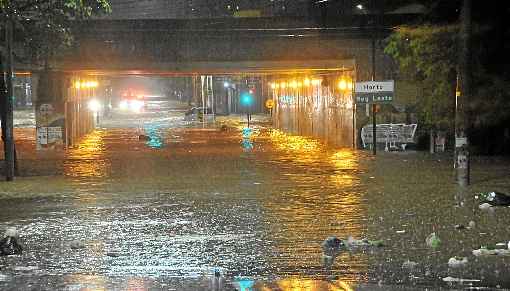 Ponte inundada na capital mineira: alagamentos, deslizamentos de terra e desmoronamento estÃ£o entre os efeitos do temporal que devastou BH