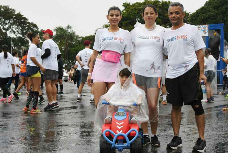 Corrida em famÃ­lia: Evelyn Barbosa com o filho , a mÃ£e e o padrasto