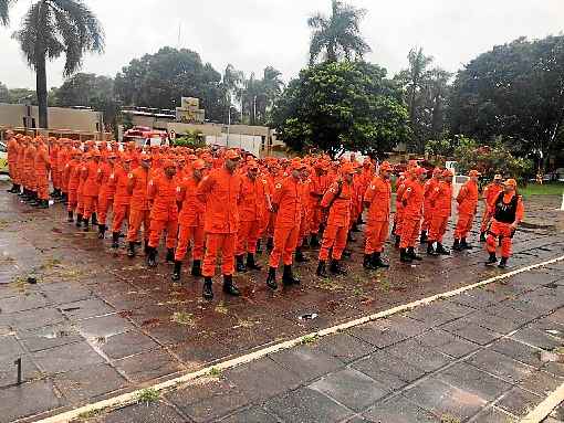 Grupo de oficiais no GuarÃ¡. SerÃ£o vistoriadas ainda as cidades de Sobradinho, SÃ£o SebastiÃ£o, Planaltina e Fercal