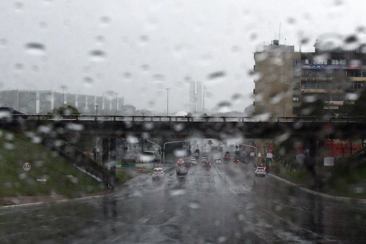 Neste domingo (26/1), o cÃ©u permanece de encoberto a nublado com pancadas de chuvas e trovoadas isoladas