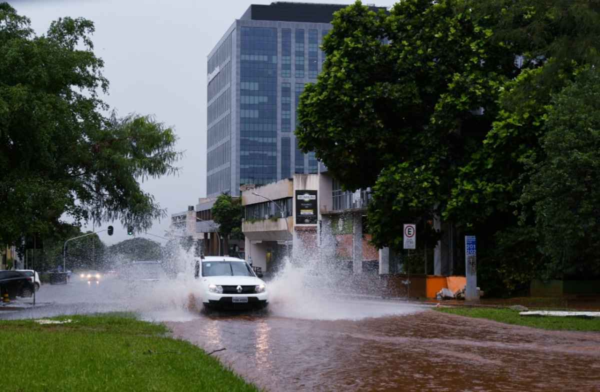 carro passa em poÃ§a de Ã¡gua na chuva