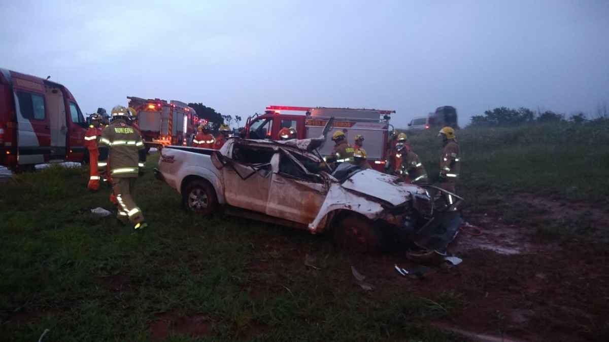 O motorista estava sozinho no veÃ­culo que trafegava sentido a Formosa. Ele perdeu o controle da direÃ§Ã£o e capotou