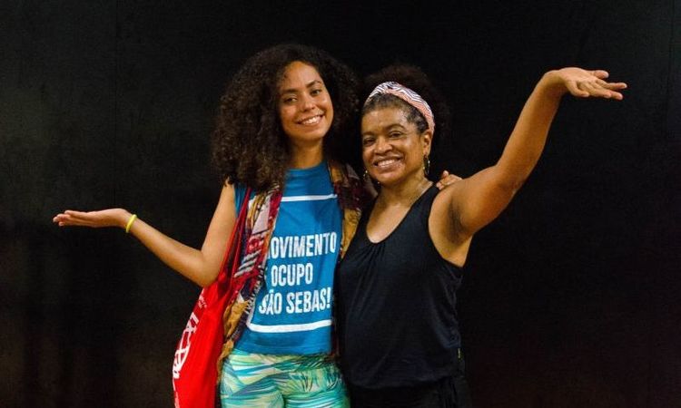 Carolina e GenÃ©sia, filha e mÃ£e, assistem juntas Ã s aulas do projeto