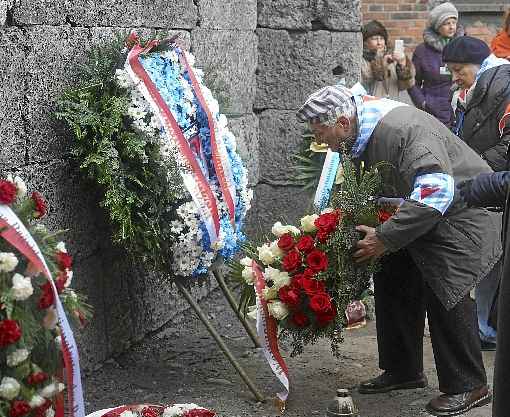 Sobrevivente deposita coroa de flores no 