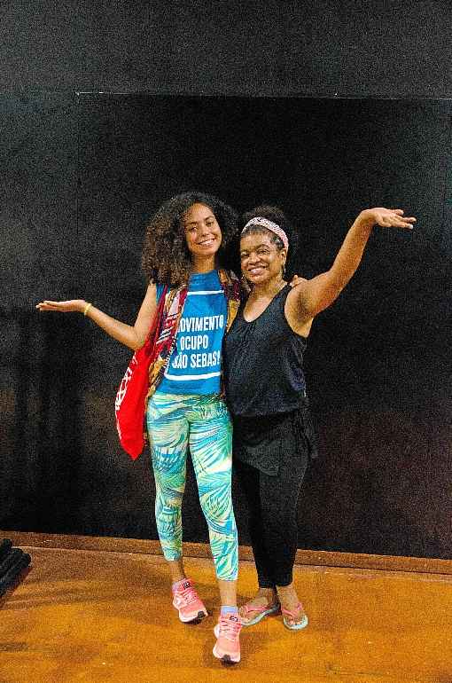 Carolina e Janesia, filha e mÃ£e, assistem juntas Ã s aulas do projeto