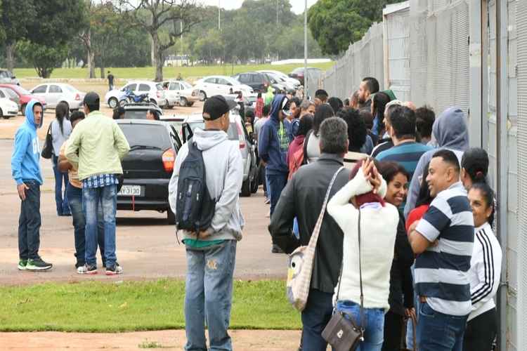 A fila reÃºne centenas de pessoas, em frente ao EstÃ¡dio ManÃ© Garrincha, em busca de um emprego