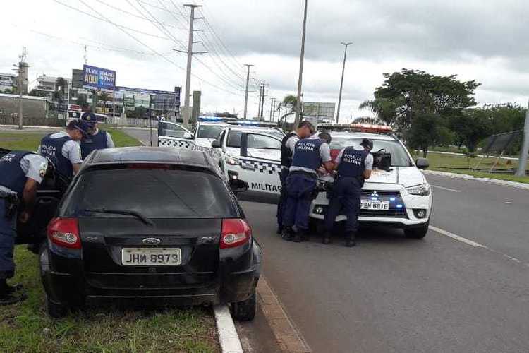 Carros e policiais